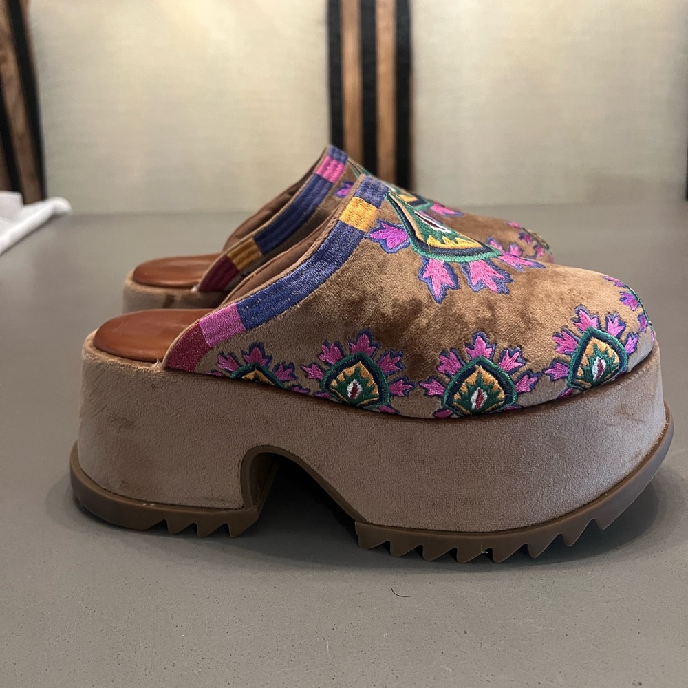 FARM Rio Multicolor Embroidered Mules - Picture 4 of 7